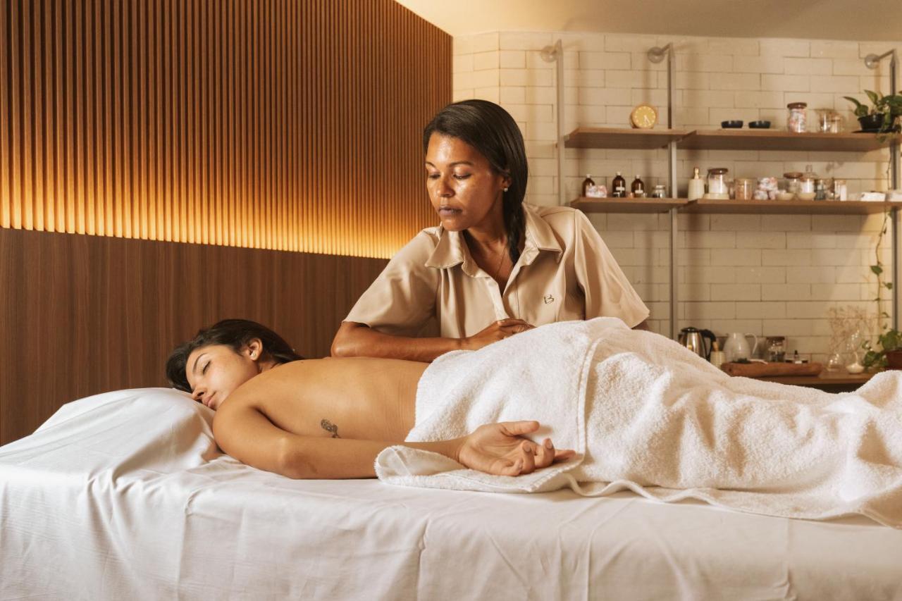 Ba'Ra Hotel João Pessoa Екстериор снимка A massage therapist treating a patient