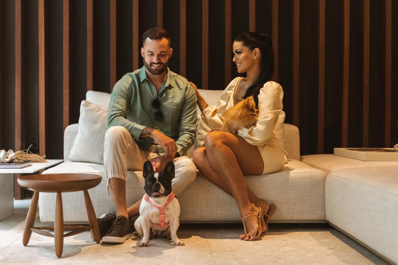 Ba'Ra Hotel João Pessoa Екстериор снимка A couple with their dogs